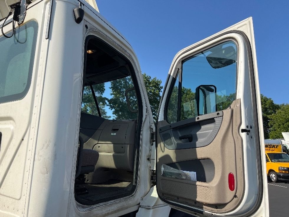 Day Cab Tractor-Heavy Duty Tractors-Freightliner-2018-Cascadia 12564ST-Pennsauken-NJ-260,062\n\t\tmiles-$ 49,250 - Image 12