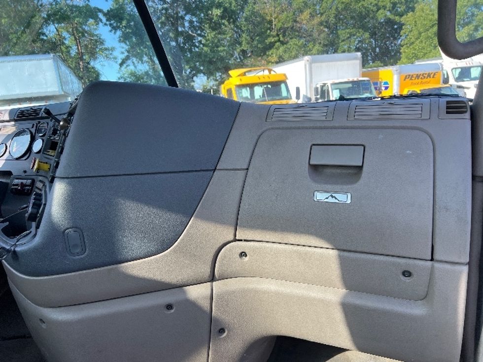 Day Cab Tractor-Heavy Duty Tractors-Freightliner-2018-Cascadia 12564ST-Pennsauken-NJ-260,062\n\t\tmiles-$ 49,250 - Image 13