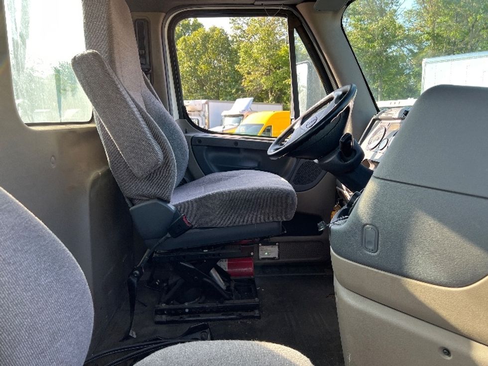 Day Cab Tractor-Heavy Duty Tractors-Freightliner-2018-Cascadia 12564ST-Pennsauken-NJ-260,062\n\t\tmiles-$ 49,250 - Image 14