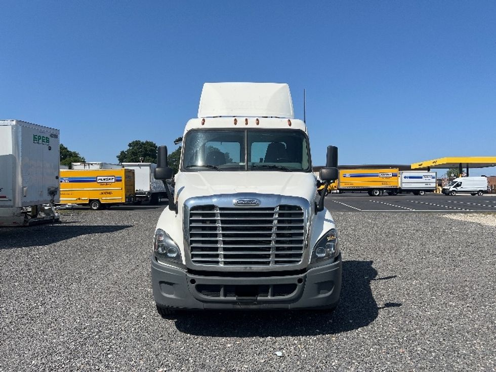 Day Cab Tractor-Heavy Duty Tractors-Freightliner-2018-Cascadia 12564ST-Pennsauken-NJ-260,062\n\t\tmiles-$ 49,250 - Image 2