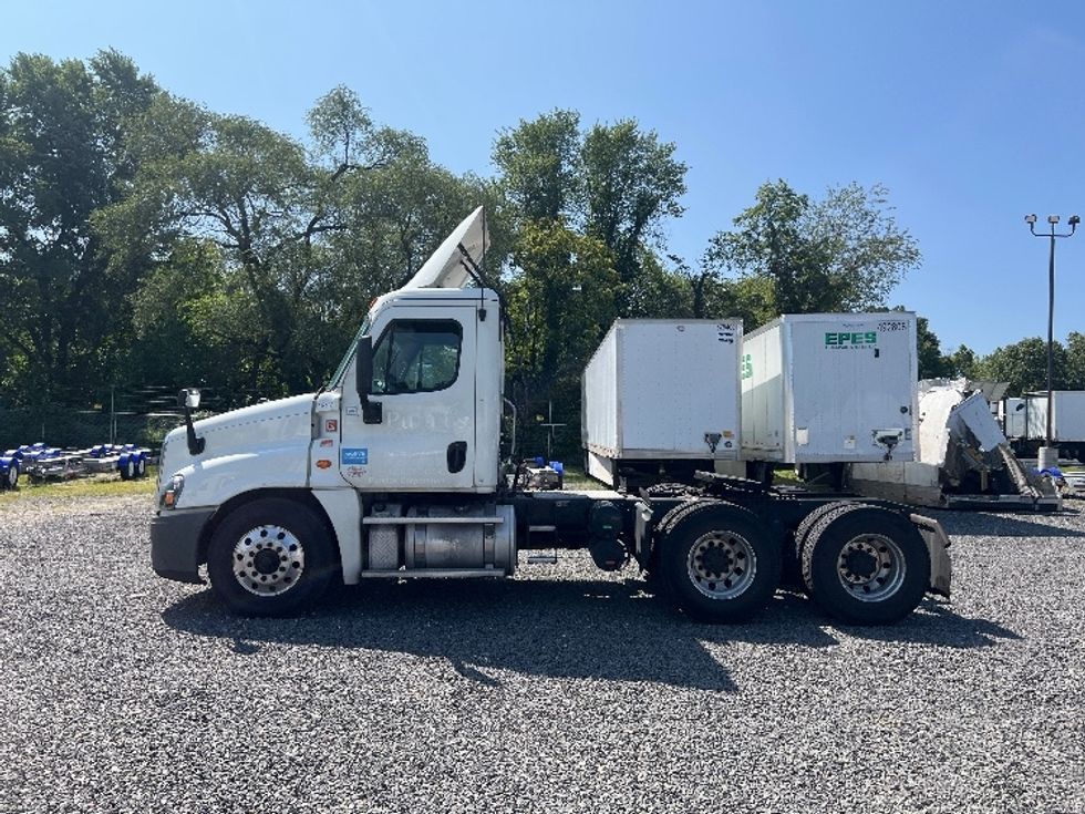 Day Cab Tractor-Heavy Duty Tractors-Freightliner-2018-Cascadia 12564ST-Pennsauken-NJ-260,062\n\t\tmiles-$ 49,250 - Image 4