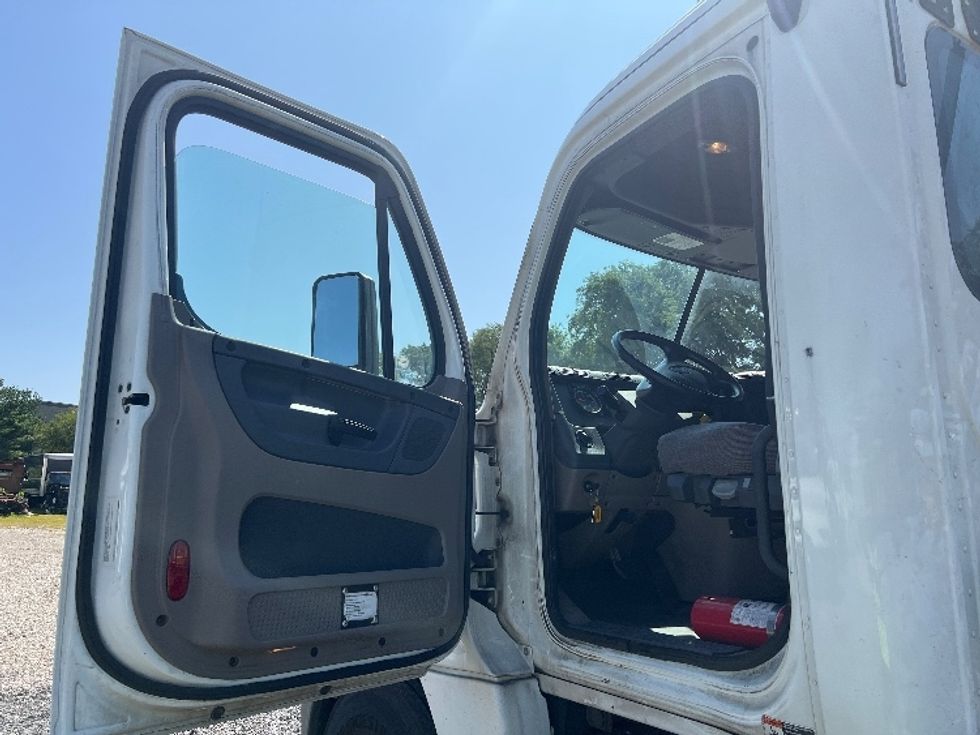 Day Cab Tractor-Heavy Duty Tractors-Freightliner-2018-Cascadia 12564ST-Pennsauken-NJ-260,062\n\t\tmiles-$ 49,250 - Image 9