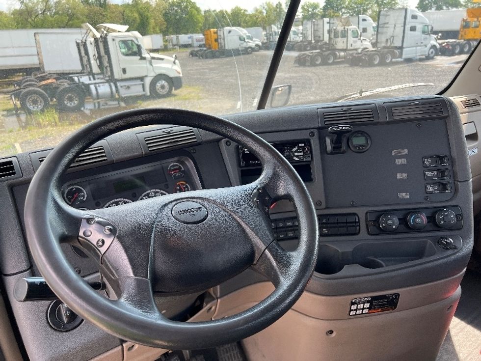 Day Cab Tractor-Heavy Duty Tractors-Freightliner-2018-Cascadia 12564ST-Pennsauken-NJ-289,721\n\t\tmiles-$ 38,500 - Image 11
