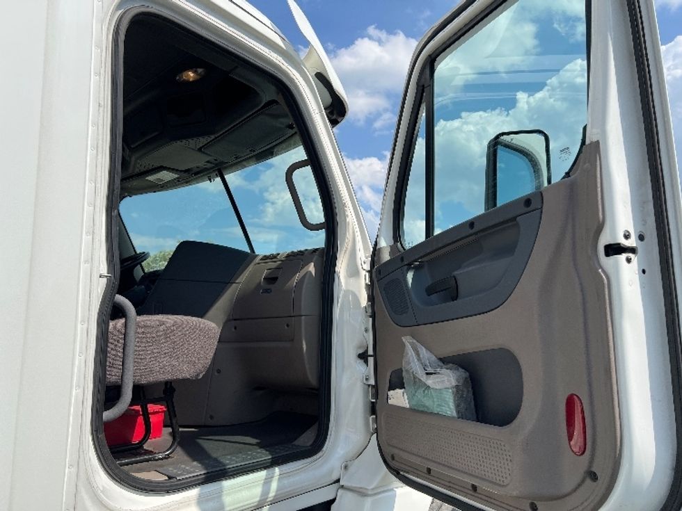 Day Cab Tractor-Heavy Duty Tractors-Freightliner-2018-Cascadia 12564ST-Pennsauken-NJ-289,721\n\t\tmiles-$ 38,500 - Image 12