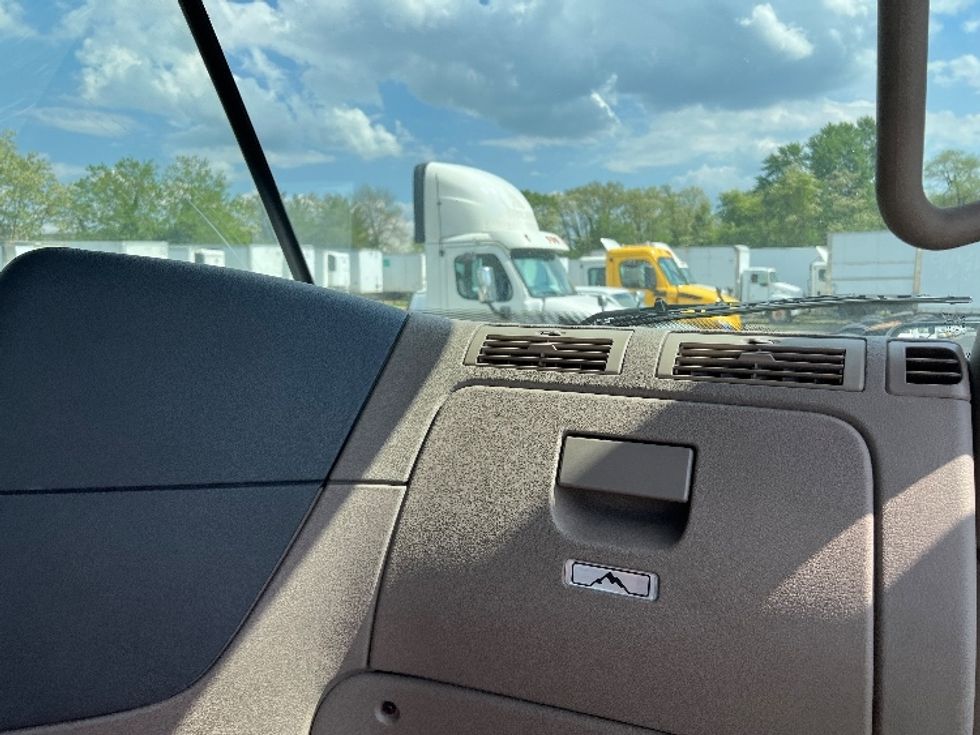 Day Cab Tractor-Heavy Duty Tractors-Freightliner-2018-Cascadia 12564ST-Pennsauken-NJ-289,721\n\t\tmiles-$ 38,500 - Image 13