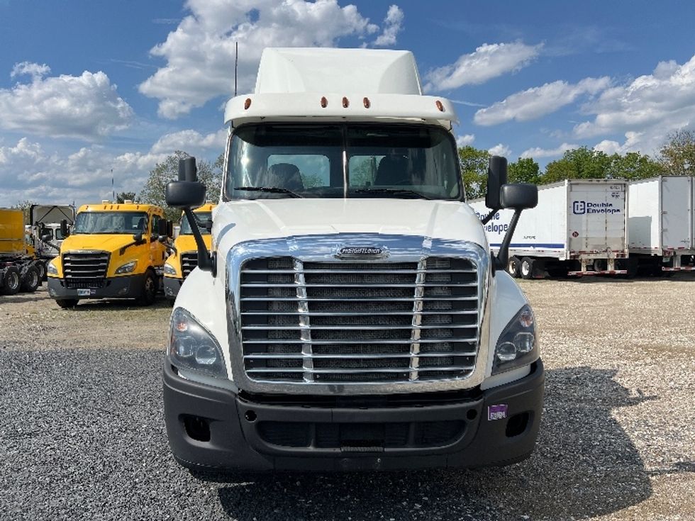 Day Cab Tractor-Heavy Duty Tractors-Freightliner-2018-Cascadia 12564ST-Pennsauken-NJ-289,721\n\t\tmiles-$ 38,500 - Image 2