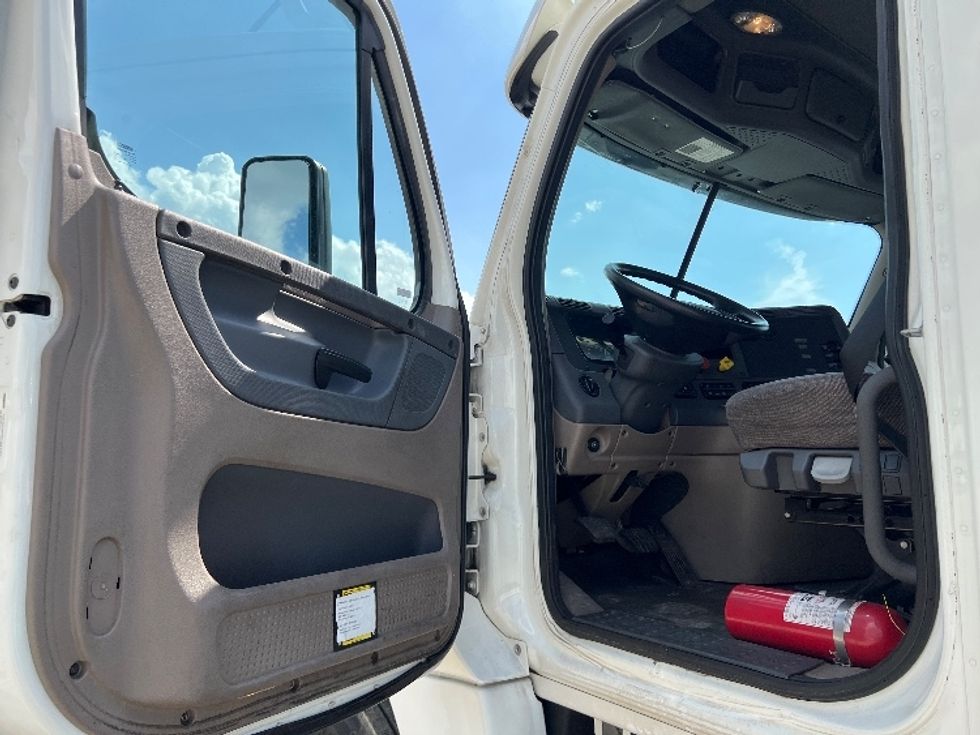 Day Cab Tractor-Heavy Duty Tractors-Freightliner-2018-Cascadia 12564ST-Pennsauken-NJ-289,721\n\t\tmiles-$ 38,500 - Image 9