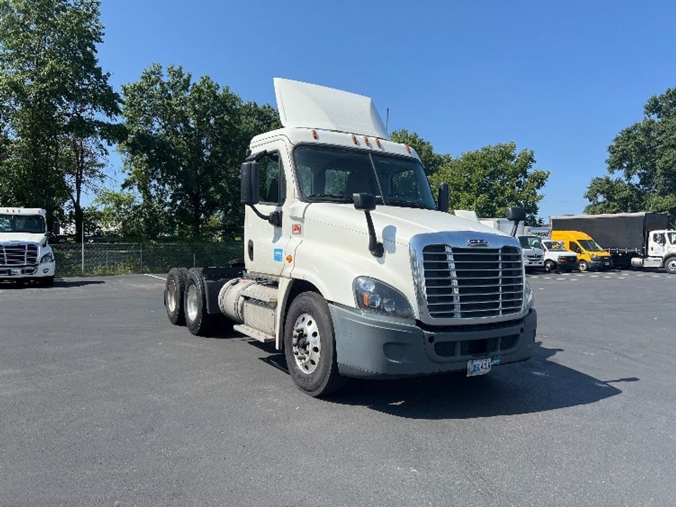 Day Cab Tractor-Heavy Duty Tractors-Freightliner-2018-Cascadia 12564ST-Pennsauken-NJ-319,952\n\t\tmiles-$ 46,250 - Image 1