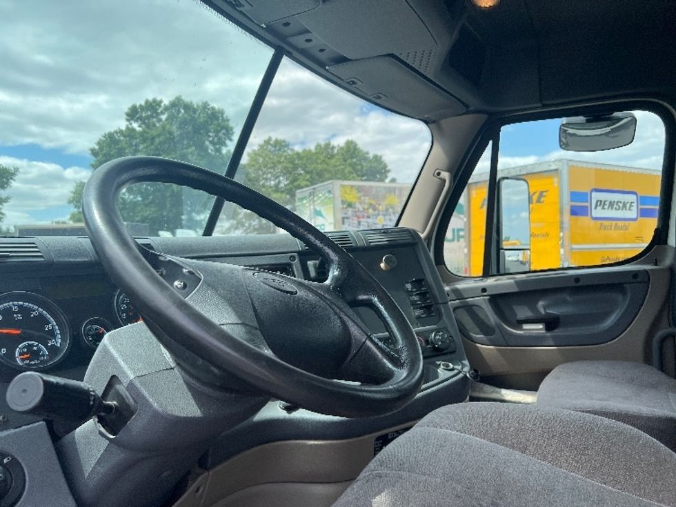 Day Cab Tractor-Heavy Duty Tractors-Freightliner-2018-Cascadia 12564ST-Pennsauken-NJ-319,952\n\t\tmiles-$ 46,250 - Image 10