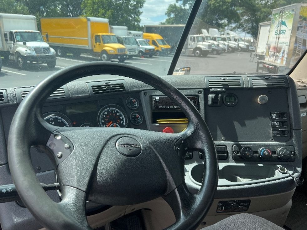 Day Cab Tractor-Heavy Duty Tractors-Freightliner-2018-Cascadia 12564ST-Pennsauken-NJ-319,952\n\t\tmiles-$ 46,250 - Image 11