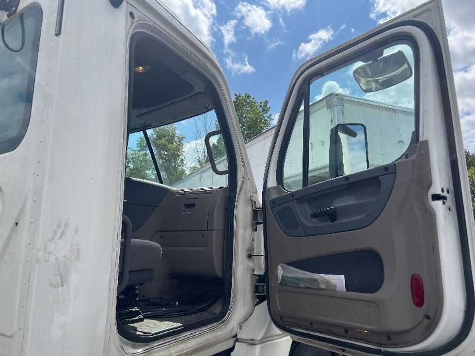 Day Cab Tractor-Heavy Duty Tractors-Freightliner-2018-Cascadia 12564ST-Pennsauken-NJ-319,952\n\t\tmiles-$ 46,250 - Image 12