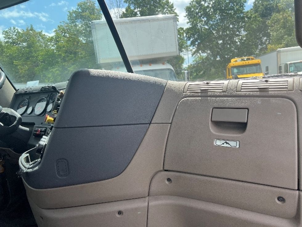 Day Cab Tractor-Heavy Duty Tractors-Freightliner-2018-Cascadia 12564ST-Pennsauken-NJ-319,952\n\t\tmiles-$ 46,250 - Image 13