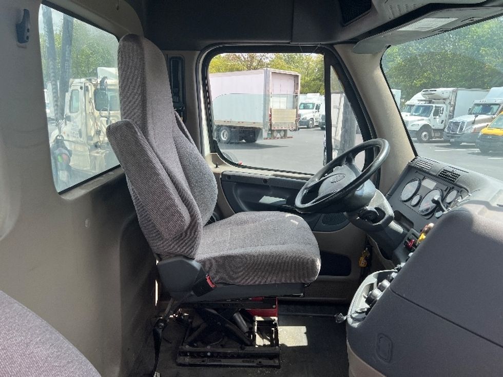 Day Cab Tractor-Heavy Duty Tractors-Freightliner-2018-Cascadia 12564ST-Pennsauken-NJ-319,952\n\t\tmiles-$ 46,250 - Image 14