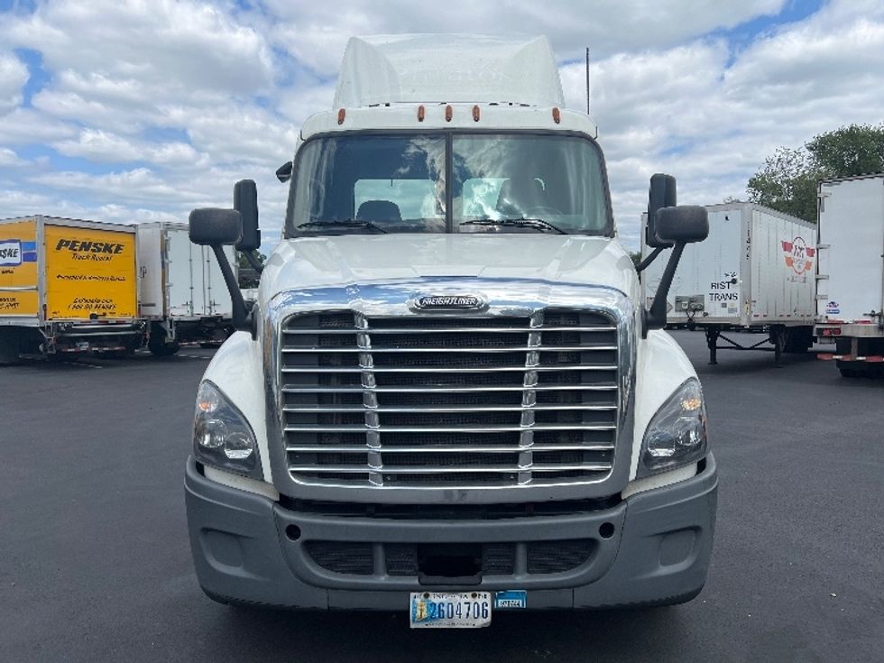 Day Cab Tractor-Heavy Duty Tractors-Freightliner-2018-Cascadia 12564ST-Pennsauken-NJ-319,952\n\t\tmiles-$ 46,250 - Image 2