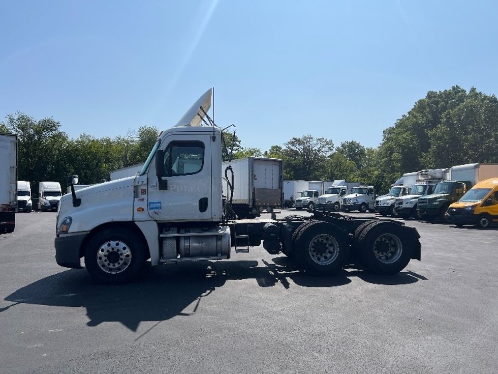 Day Cab Tractor-Heavy Duty Tractors-Freightliner-2018-Cascadia 12564ST-Pennsauken-NJ-319,952\n\t\tmiles-$ 46,250 - Image 4