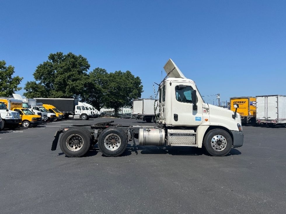 Day Cab Tractor-Heavy Duty Tractors-Freightliner-2018-Cascadia 12564ST-Pennsauken-NJ-319,952\n\t\tmiles-$ 46,250 - Image 8
