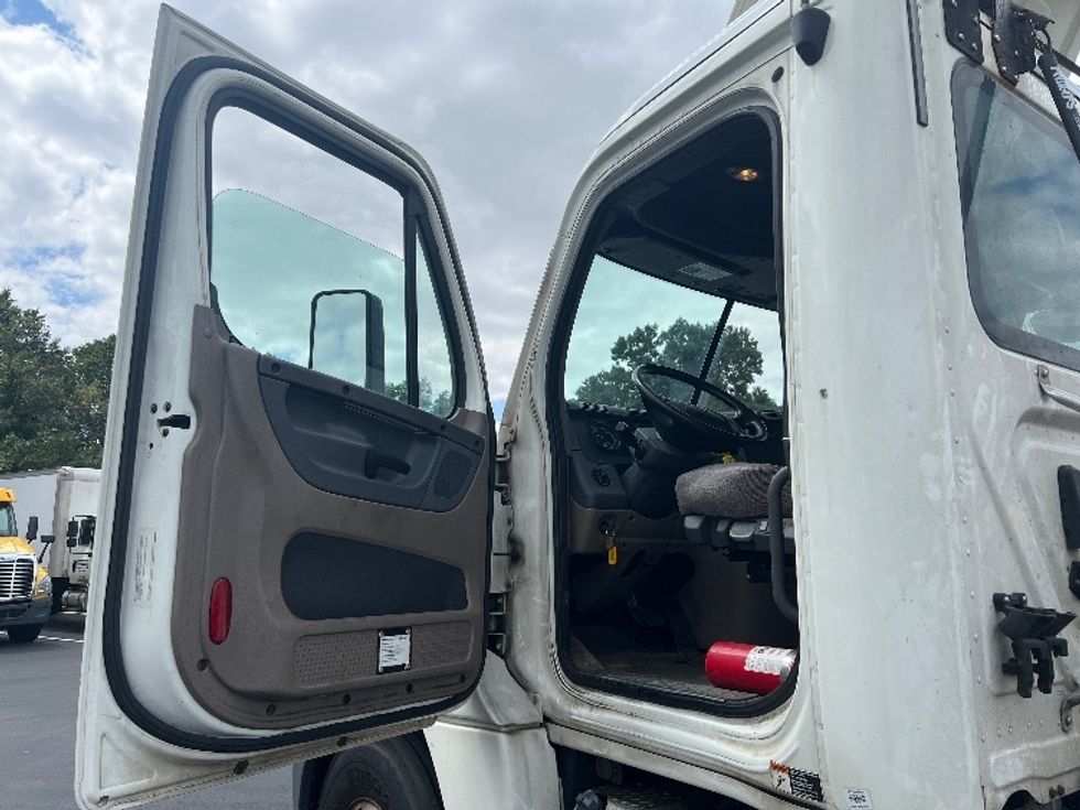 Day Cab Tractor-Heavy Duty Tractors-Freightliner-2018-Cascadia 12564ST-Pennsauken-NJ-319,952\n\t\tmiles-$ 46,250 - Image 9