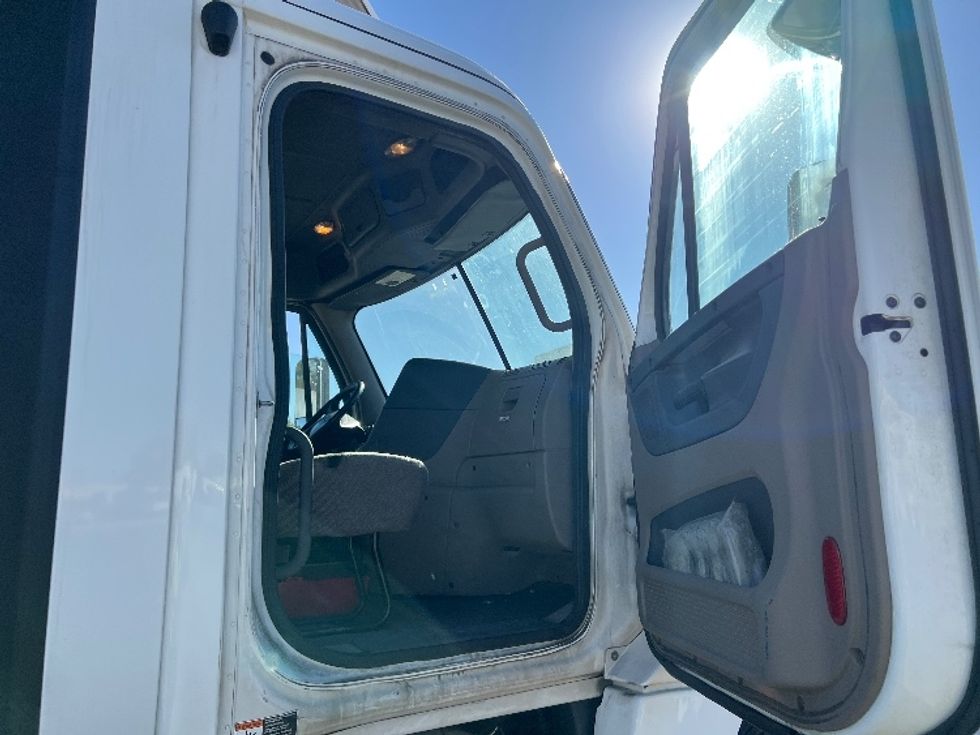 Day Cab Tractor-Heavy Duty Tractors-Freightliner-2018-Cascadia 12564ST-Pennsauken-NJ-684,049\n\t\tmiles-$ 26,500 - Image 12