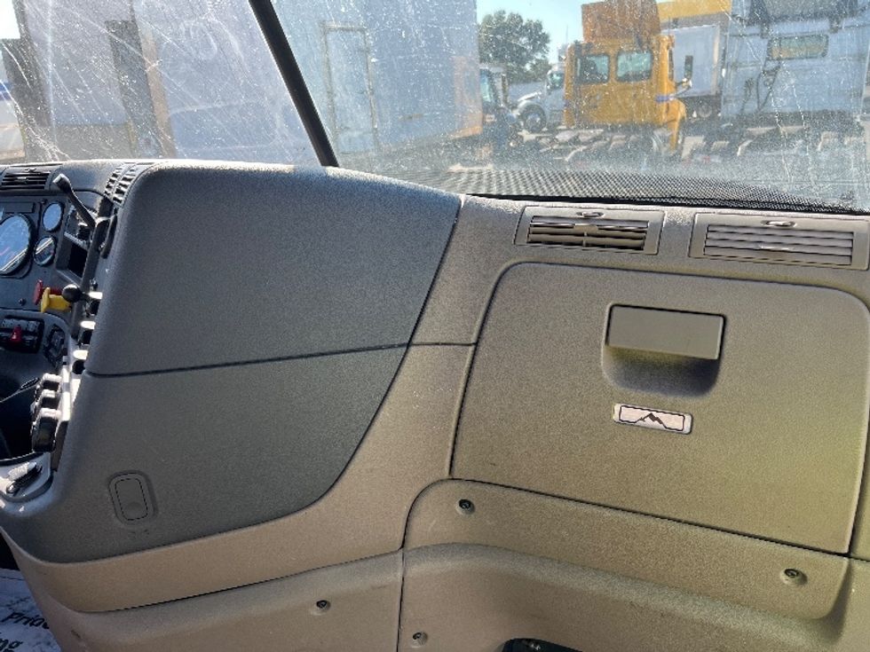 Day Cab Tractor-Heavy Duty Tractors-Freightliner-2018-Cascadia 12564ST-Pennsauken-NJ-684,049\n\t\tmiles-$ 26,500 - Image 13