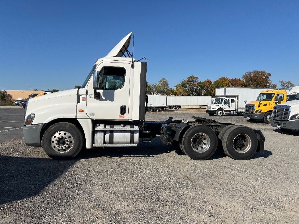 Day Cab Tractor-Heavy Duty Tractors-Freightliner-2018-Cascadia 12564ST-Pennsauken-NJ-684,049\n\t\tmiles-$ 26,500 - Image 4