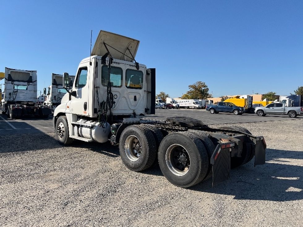 Day Cab Tractor-Heavy Duty Tractors-Freightliner-2018-Cascadia 12564ST-Pennsauken-NJ-684,049\n\t\tmiles-$ 26,500 - Image 5