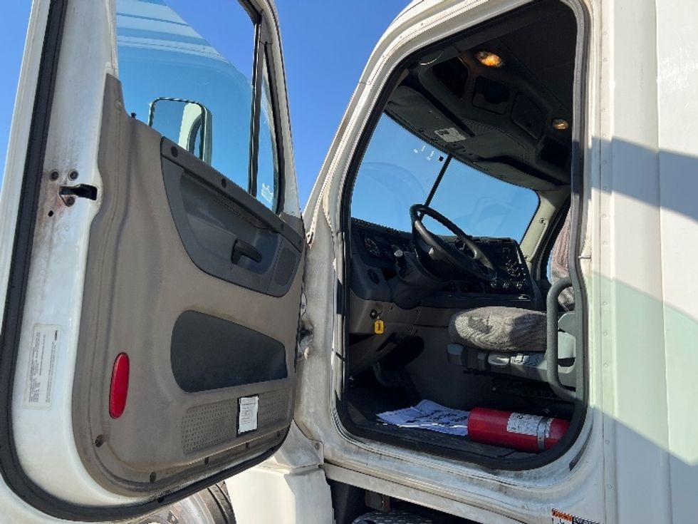 Day Cab Tractor-Heavy Duty Tractors-Freightliner-2018-Cascadia 12564ST-Pennsauken-NJ-684,049\n\t\tmiles-$ 26,500 - Image 9
