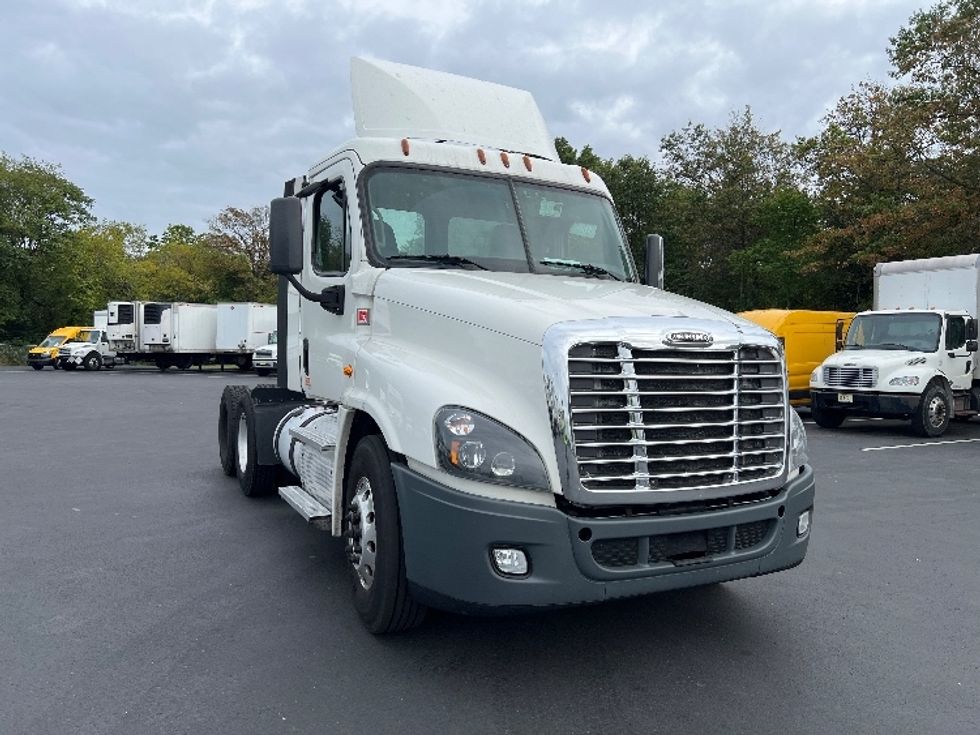 Day Cab Tractor-Heavy Duty Tractors-Freightliner-2018-Cascadia 12564ST-Pennsauken-NJ-714,038\n\t\tmiles-$ 26,500 - Image 1