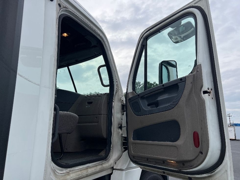 Day Cab Tractor-Heavy Duty Tractors-Freightliner-2018-Cascadia 12564ST-Pennsauken-NJ-714,038\n\t\tmiles-$ 26,500 - Image 12