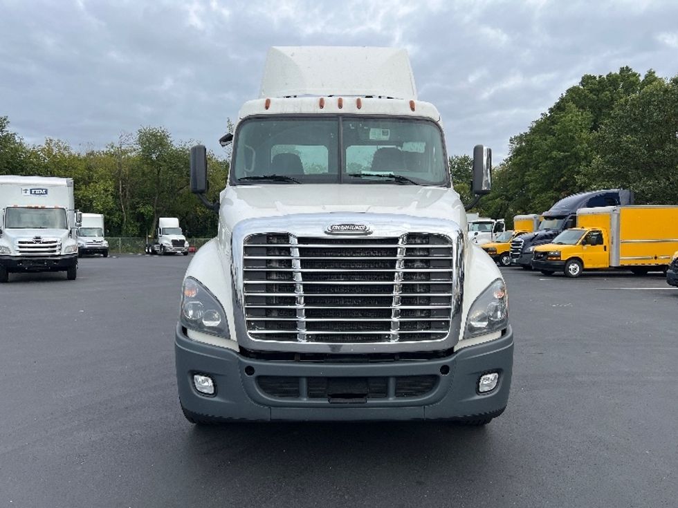 2018 Freightliner Cascadia 125" Sleeper Cab photo 2