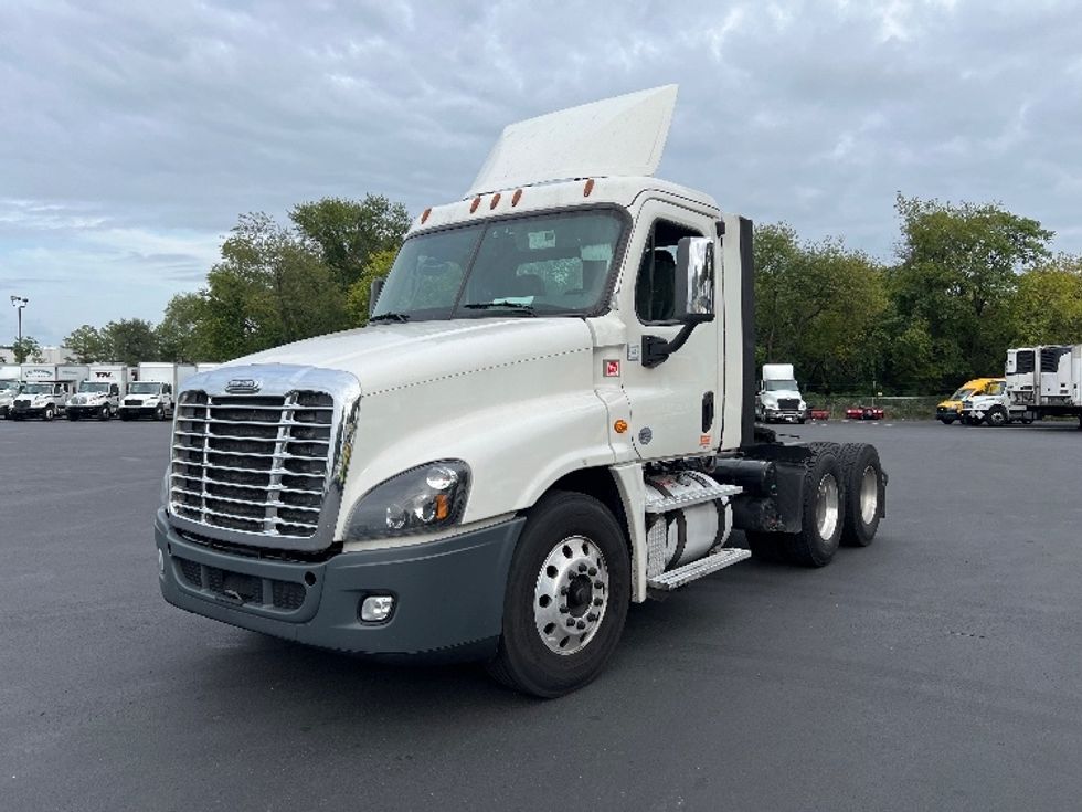 2018 Freightliner Cascadia 125" Sleeper Cab photo 3