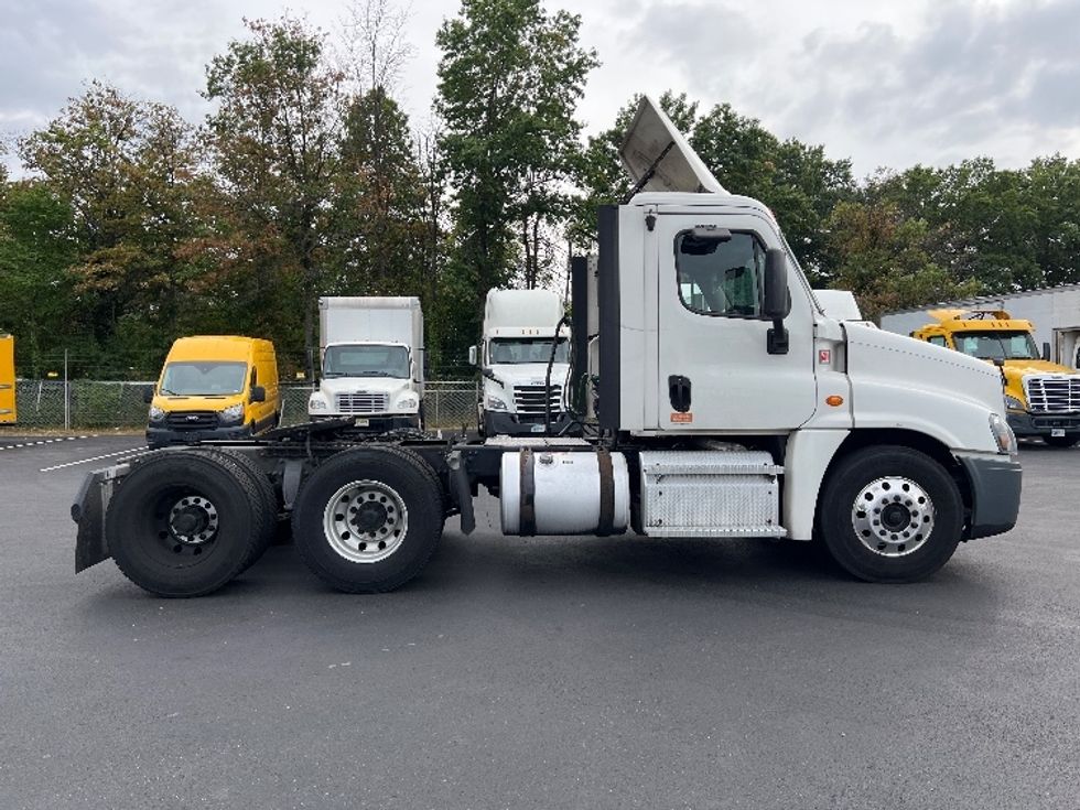 Day Cab Tractor-Heavy Duty Tractors-Freightliner-2018-Cascadia 12564ST-Pennsauken-NJ-714,038\n\t\tmiles-$ 26,500 - Image 8