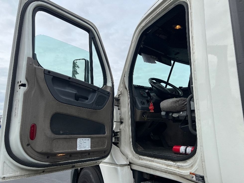 Day Cab Tractor-Heavy Duty Tractors-Freightliner-2018-Cascadia 12564ST-Pennsauken-NJ-714,038\n\t\tmiles-$ 26,500 - Image 9