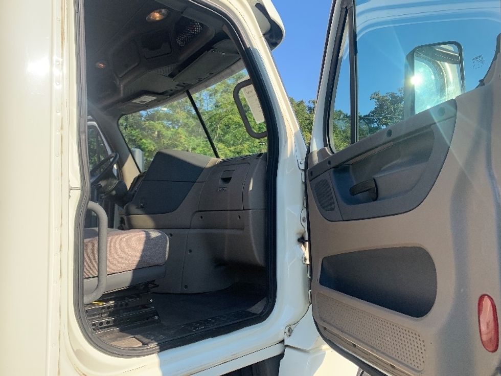 Day Cab Tractor-Heavy Duty Tractors-Freightliner-2018-Cascadia 12564ST-Pensacola-FL-343,300\n\t\tmiles-$ 45,500 - Image 11