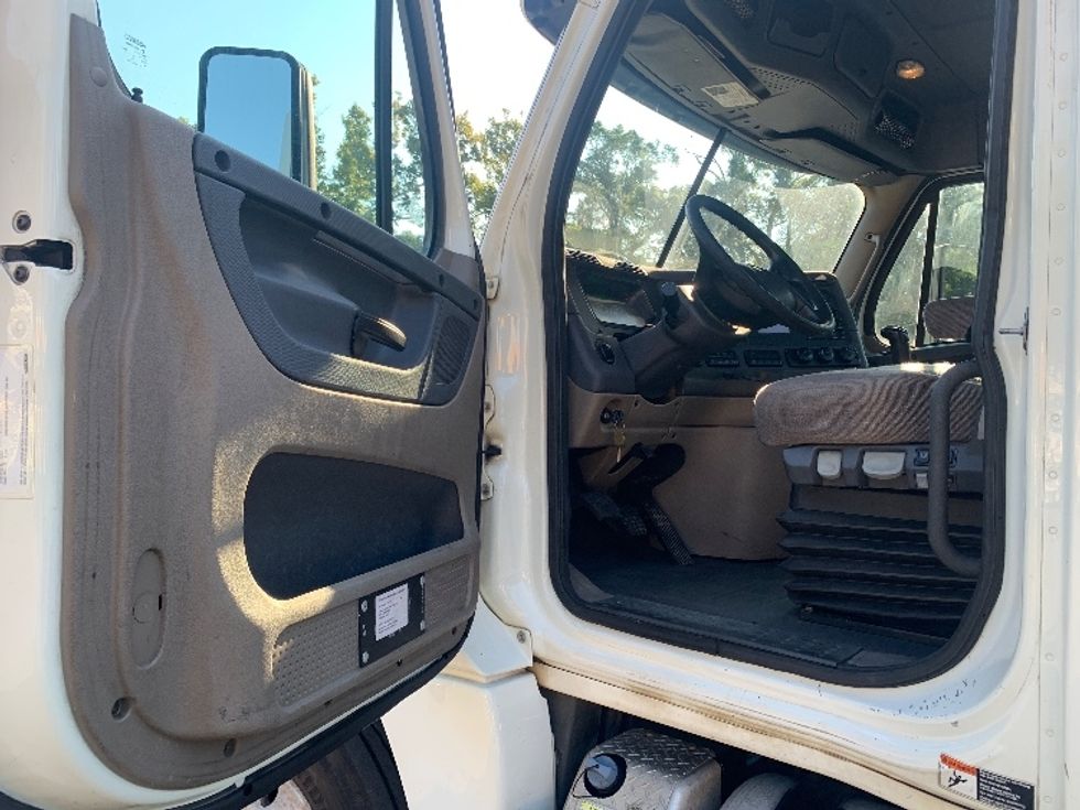 Day Cab Tractor-Heavy Duty Tractors-Freightliner-2018-Cascadia 12564ST-Pensacola-FL-343,300\n\t\tmiles-$ 45,500 - Image 8