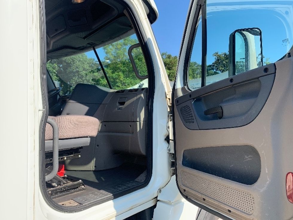 Day Cab Tractor-Heavy Duty Tractors-Freightliner-2018-Cascadia 12564ST-Pensacola-FL-419,528\n\t\tmiles-$ 41,000 - Image 11