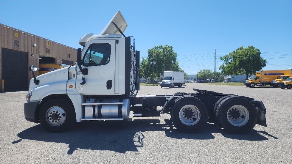 Day Cab Tractor-Heavy Duty Tractors-Freightliner-2018-Cascadia 12564ST-Pensacola-FL-434,786\n\t\tmiles-$ 37,500 - Image 4