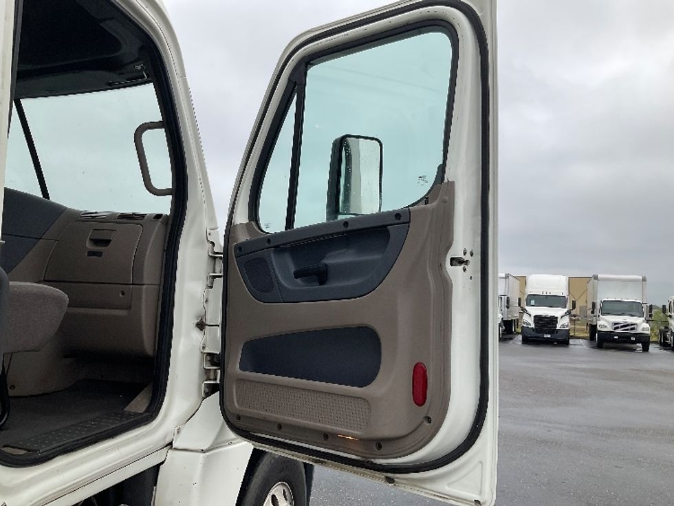 Day Cab Tractor-Heavy Duty Tractors-Freightliner-2018-Cascadia 12564ST-Pensacola-FL-488,990\n\t\tmiles-$ 35,750 - Image 12