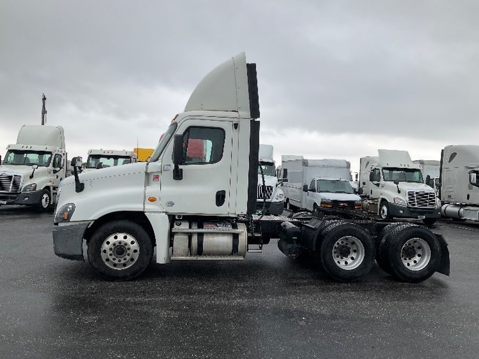 Day Cab Tractor-Heavy Duty Tractors-Freightliner-2018-Cascadia 12564ST-Pensacola-FL-488,990\n\t\tmiles-$ 35,750 - Image 4