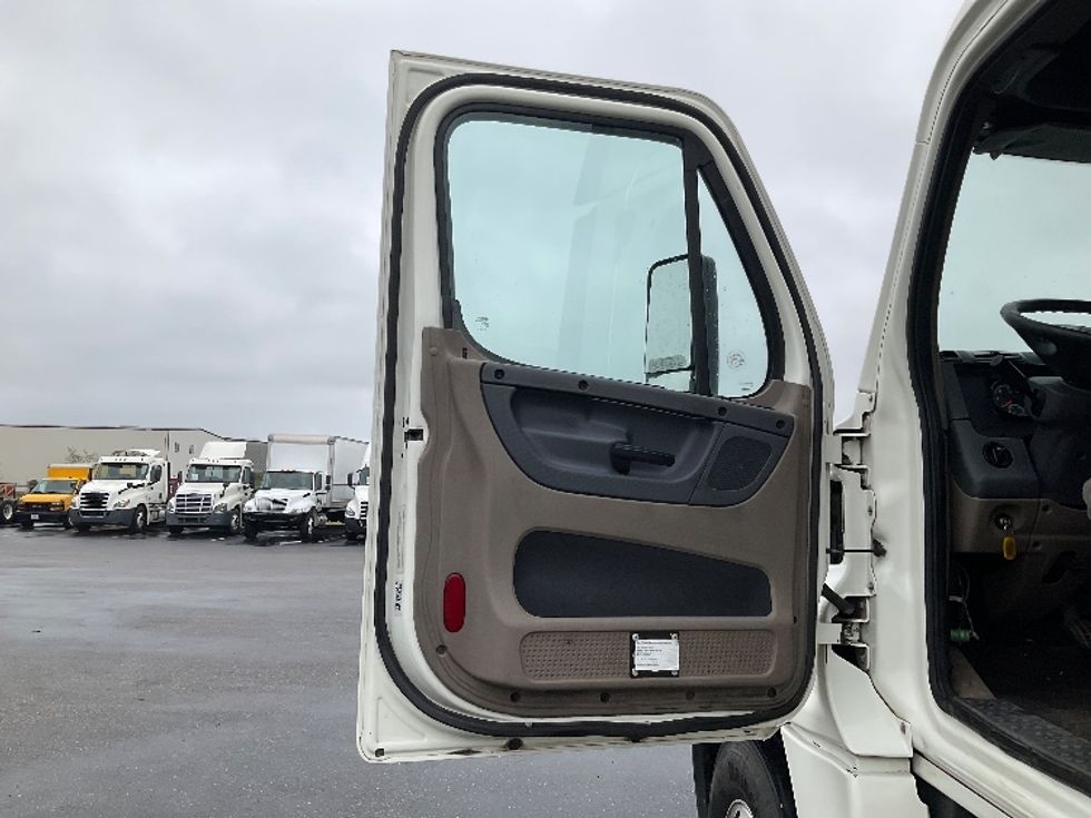 Day Cab Tractor-Heavy Duty Tractors-Freightliner-2018-Cascadia 12564ST-Pensacola-FL-488,990\n\t\tmiles-$ 35,750 - Image 9