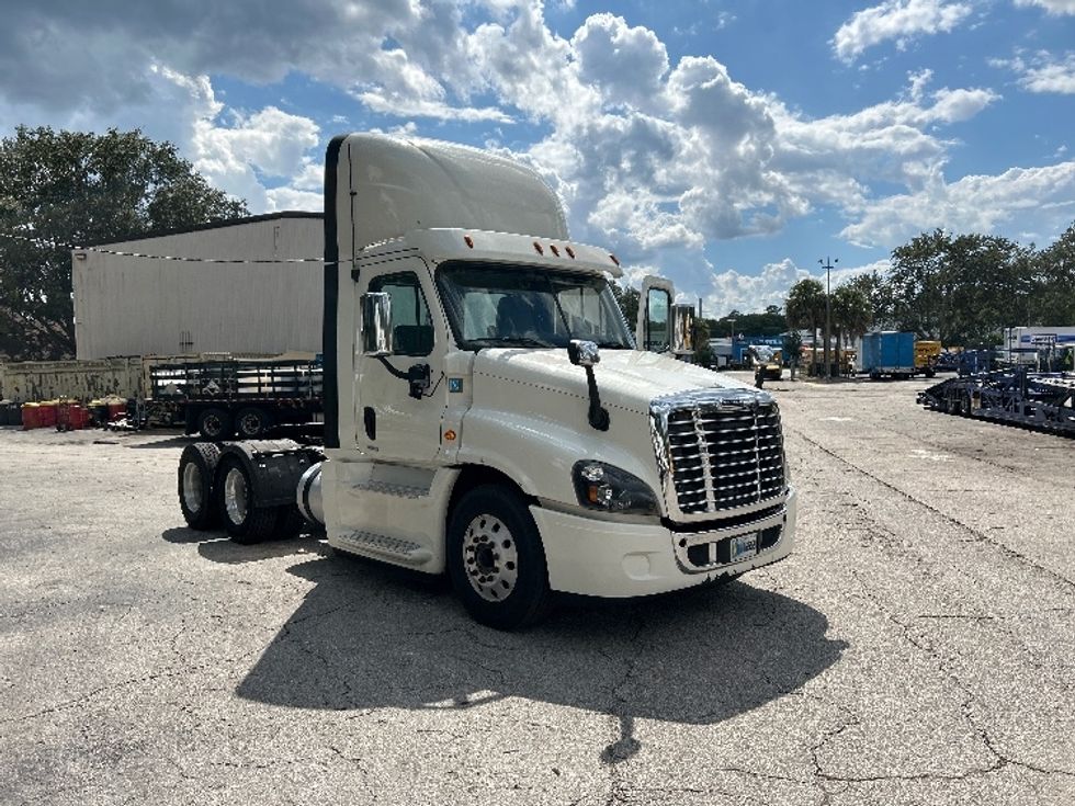 Day Cab Tractor-Heavy Duty Tractors-Freightliner-2018-Cascadia 12564ST-Pensacola-FL-765,588\n\t\tmiles-$ 23,250 - Image 1