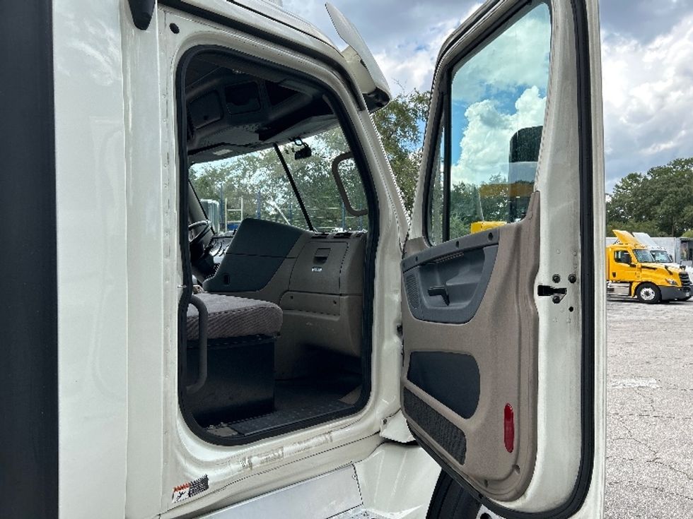 Day Cab Tractor-Heavy Duty Tractors-Freightliner-2018-Cascadia 12564ST-Pensacola-FL-765,588\n\t\tmiles-$ 23,250 - Image 12