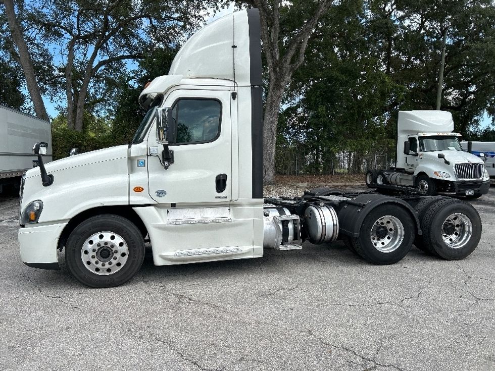 Day Cab Tractor-Heavy Duty Tractors-Freightliner-2018-Cascadia 12564ST-Pensacola-FL-765,588\n\t\tmiles-$ 23,250 - Image 4