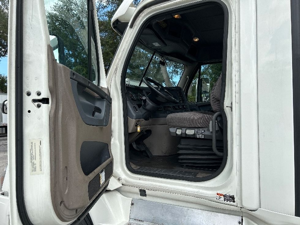 Day Cab Tractor-Heavy Duty Tractors-Freightliner-2018-Cascadia 12564ST-Pensacola-FL-765,588\n\t\tmiles-$ 23,250 - Image 9