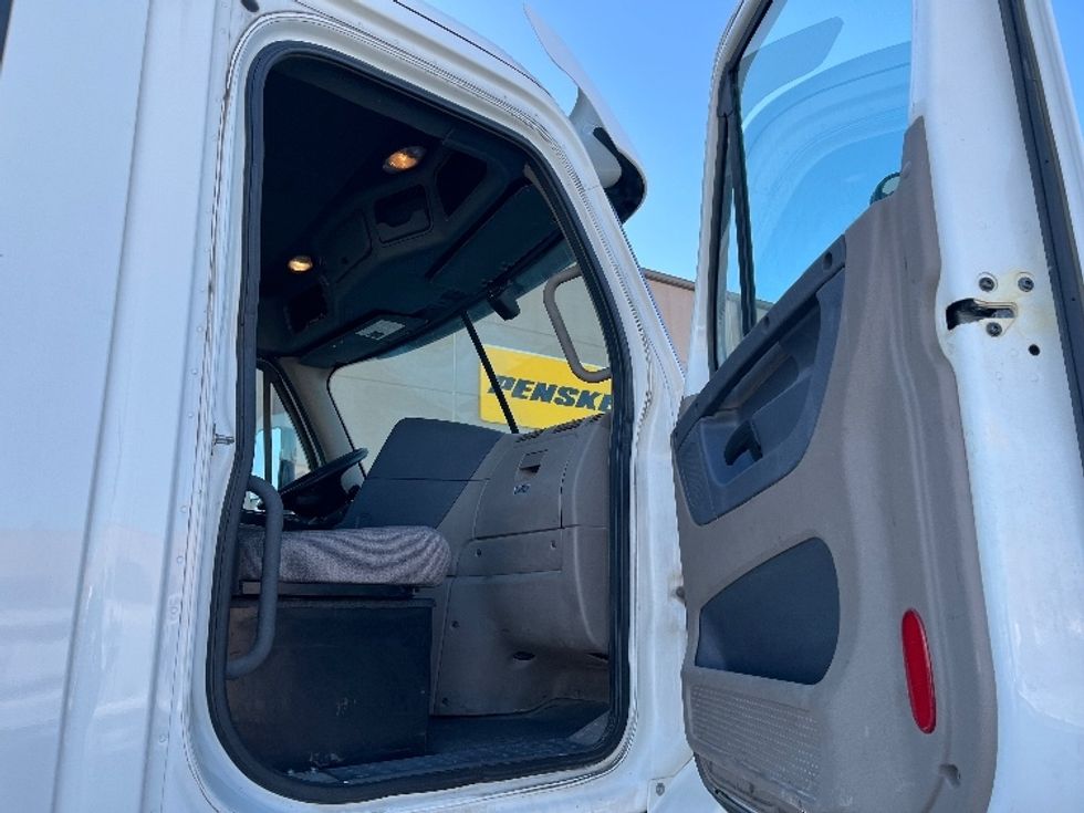 Day Cab Tractor-Heavy Duty Tractors-Freightliner-2018-Cascadia 12564ST-Peosta-IA-439,481\n\t\tmiles-$ 34,250 - Image 12