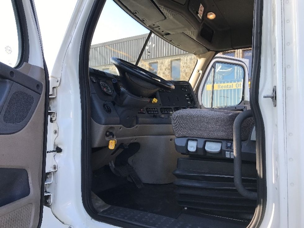 Day Cab Tractor-Heavy Duty Tractors-Freightliner-2018-Cascadia 12564ST-Pewaukee-WI-693,175\n\t\tmiles-$ 23,750 - Image 10