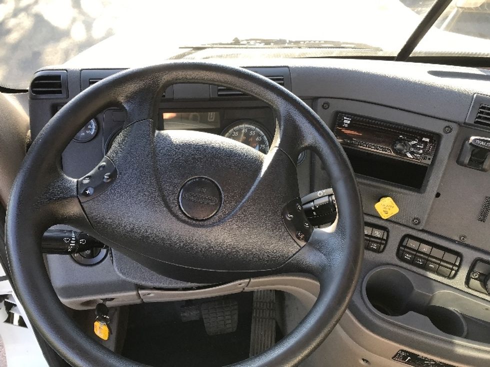 Day Cab Tractor-Heavy Duty Tractors-Freightliner-2018-Cascadia 12564ST-Pewaukee-WI-693,175\n\t\tmiles-$ 23,750 - Image 11