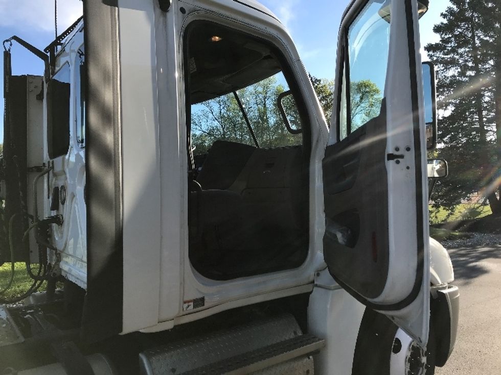 Day Cab Tractor-Heavy Duty Tractors-Freightliner-2018-Cascadia 12564ST-Pewaukee-WI-693,175\n\t\tmiles-$ 23,750 - Image 12