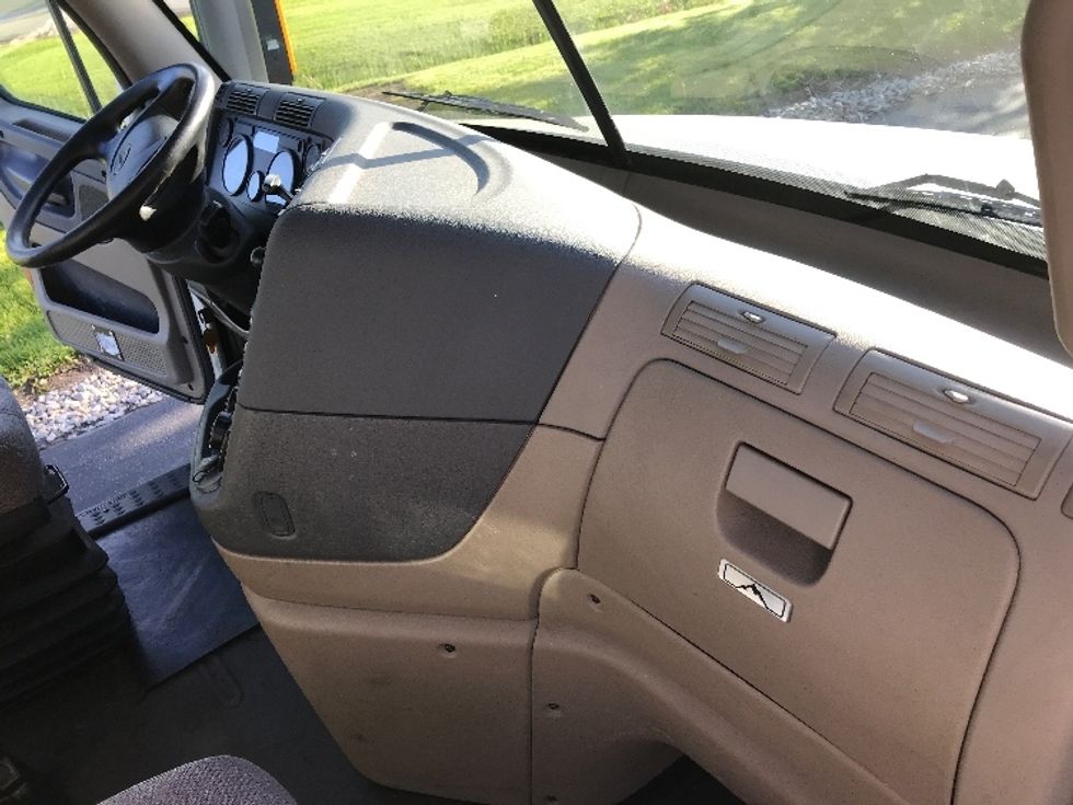 Day Cab Tractor-Heavy Duty Tractors-Freightliner-2018-Cascadia 12564ST-Pewaukee-WI-693,175\n\t\tmiles-$ 23,750 - Image 13