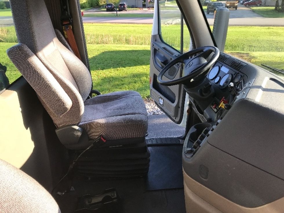 Day Cab Tractor-Heavy Duty Tractors-Freightliner-2018-Cascadia 12564ST-Pewaukee-WI-693,175\n\t\tmiles-$ 23,750 - Image 14