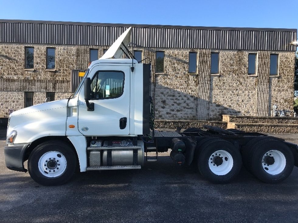 Day Cab Tractor-Heavy Duty Tractors-Freightliner-2018-Cascadia 12564ST-Pewaukee-WI-693,175\n\t\tmiles-$ 23,750 - Image 4